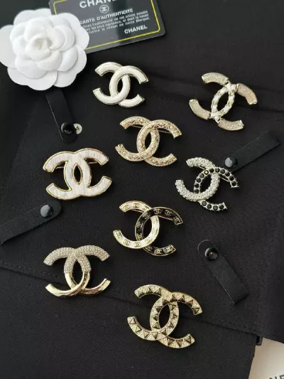 • Брошь Chanel